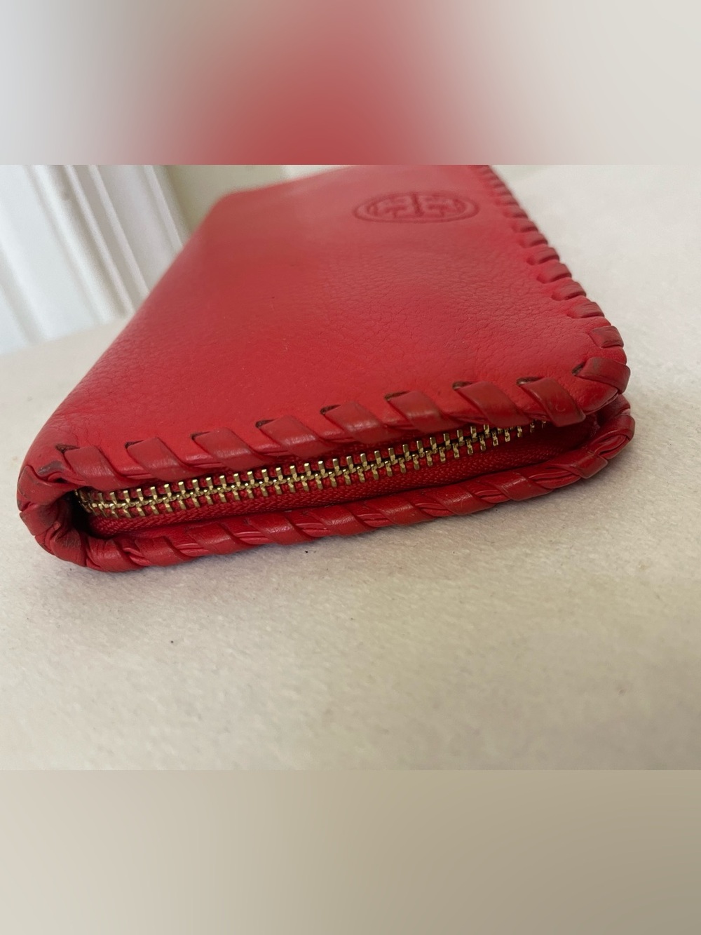 Tory Burch Red Leather Zip-Around Wallet with Whipstitch Trim - Picture 4 of 10